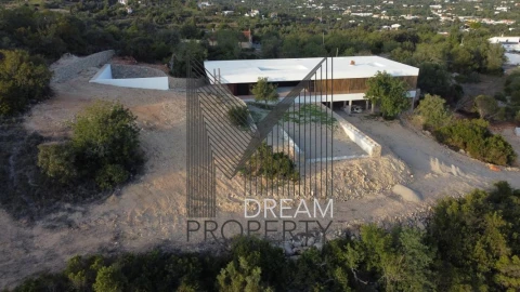 Moradia T4 para Venda em Santa Barbara de Nexe