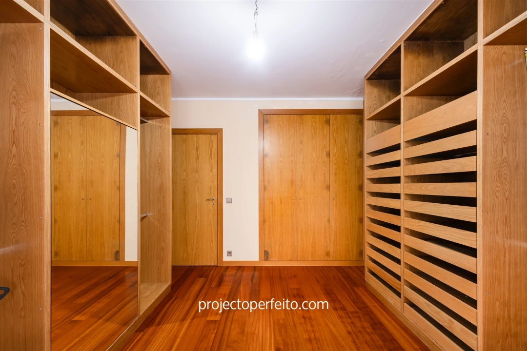 Moradia T5 para Venda em Arcozelo Foto 12