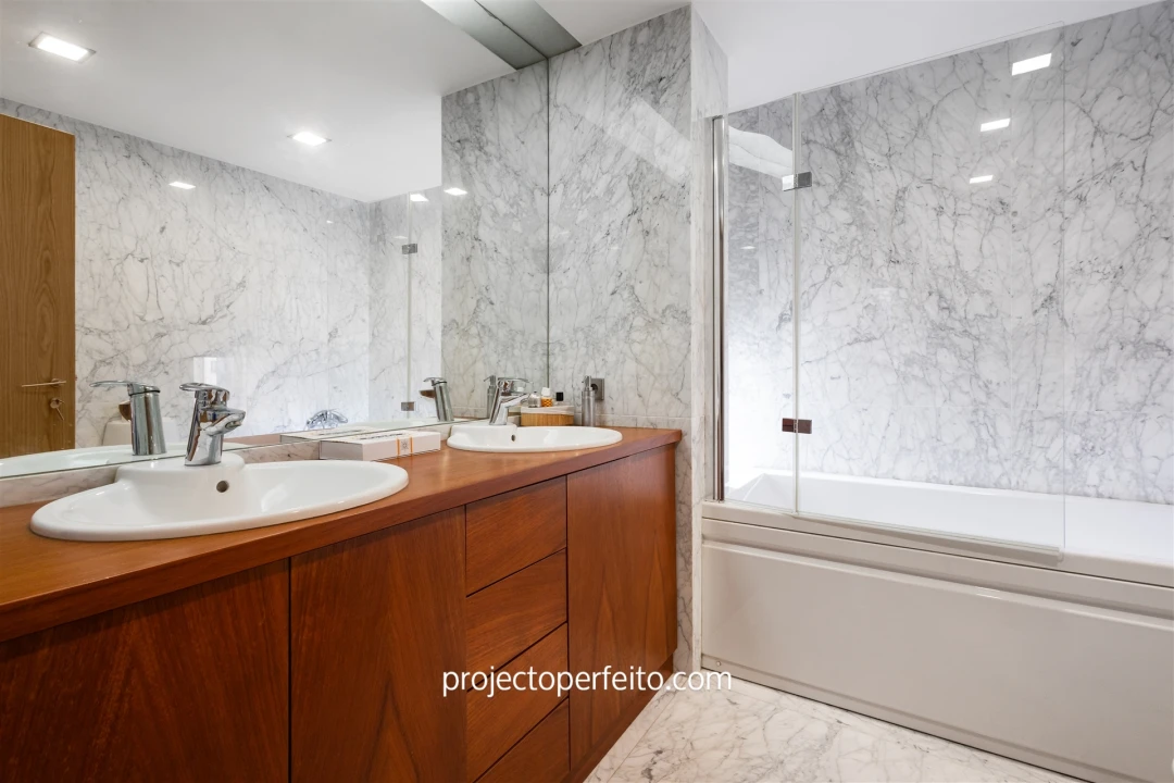 Moradia T5 para Venda em Arcozelo Foto 9