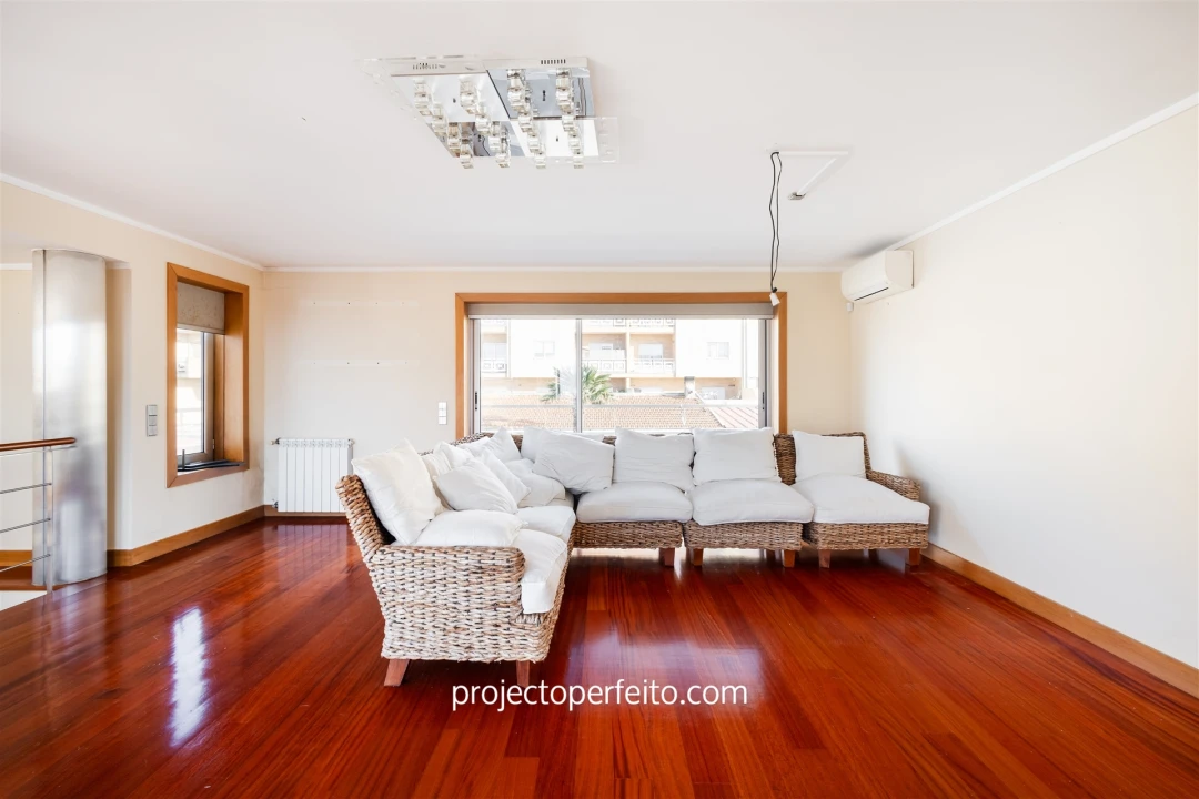 Moradia T5 para Venda em Arcozelo Foto 16