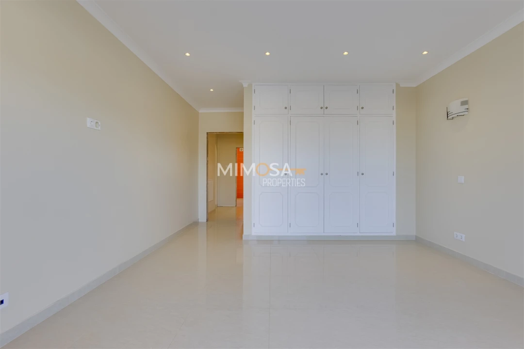 Moradia T4 para Venda em Lagos (São Sebastião e Santa Maria) Foto 32