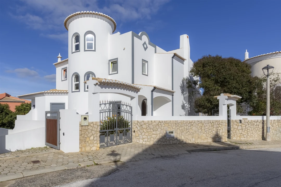 Moradia T4 para Venda em Lagos (São Sebastião e Santa Maria) Foto 1