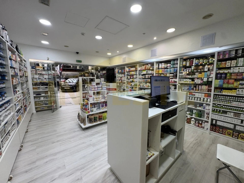 Loja para Venda em Oeiras e São Julião da Barra, Paço de Arcos e Caxias Foto 2