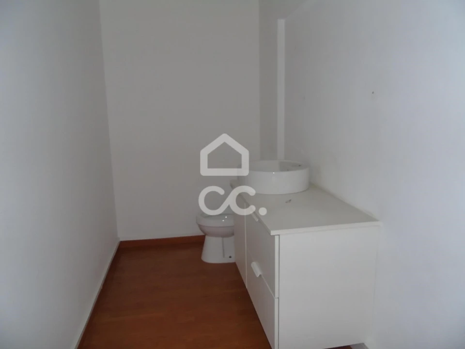 Armazém para Venda em Selho (São Jorge) Foto 18