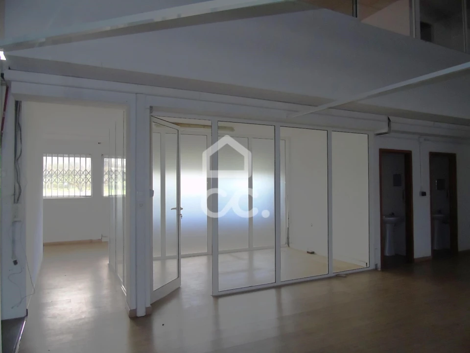 Armazém para Venda em Selho (São Jorge) Foto 11