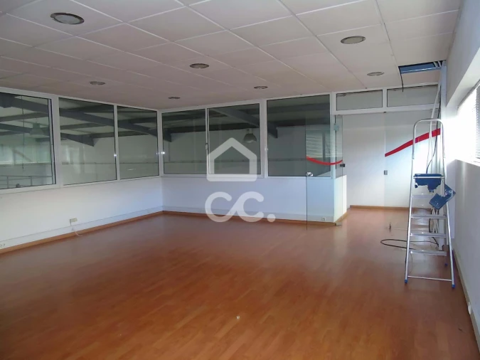 Armazém para Venda em Selho (São Jorge) Foto 17