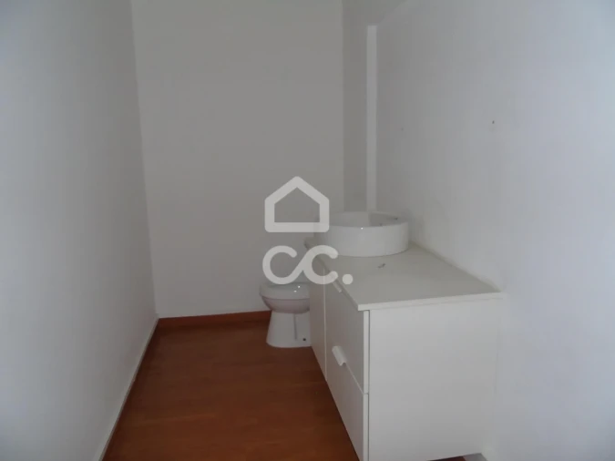 Armazém para Venda em Selho (São Jorge) Foto 18