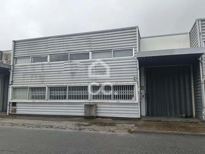 Armazém para Venda em Selho (São Jorge)