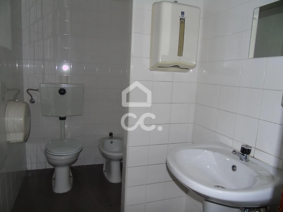 Armazém para Venda em Selho (São Jorge) Foto 13