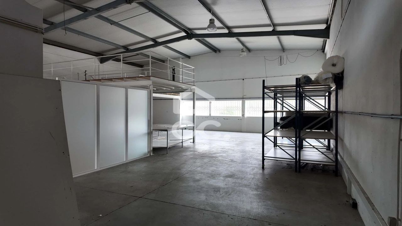 Armazém para Venda em Selho (São Jorge) Foto 14