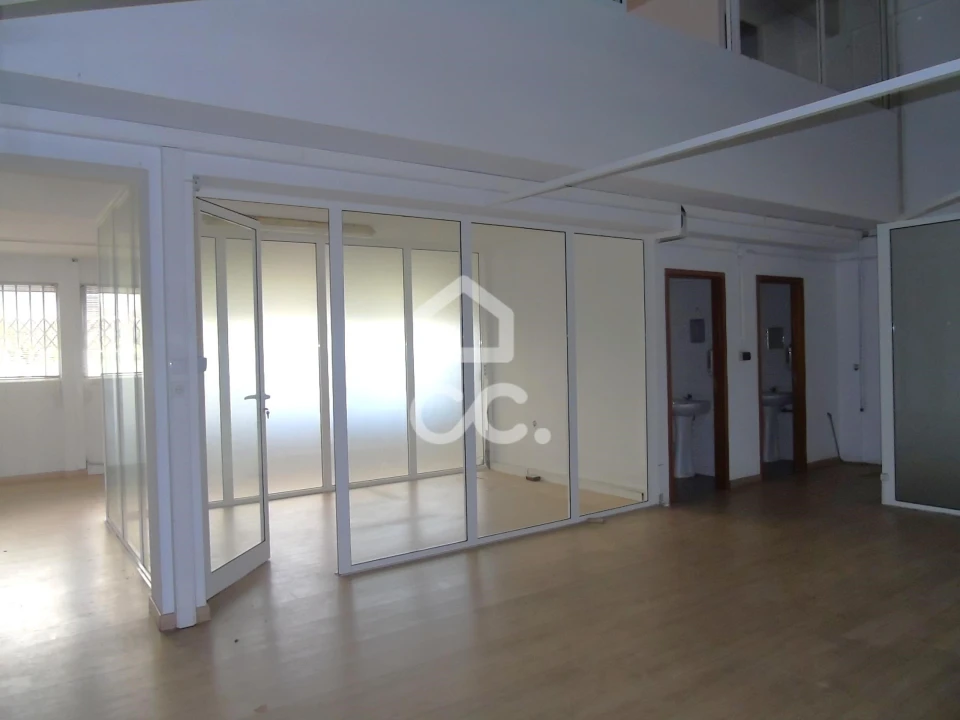 Armazém para Venda em Selho (São Jorge) Foto 12