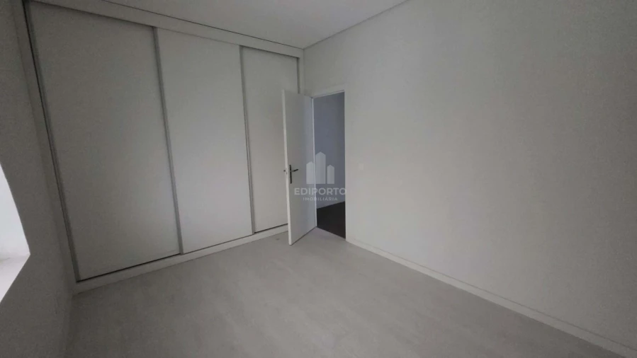 Apartamento T1 para Arrendamento em Santa Marinha Foto 3