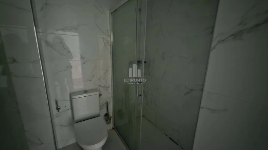 Apartamento T1 para Arrendamento em Santa Marinha Foto 7