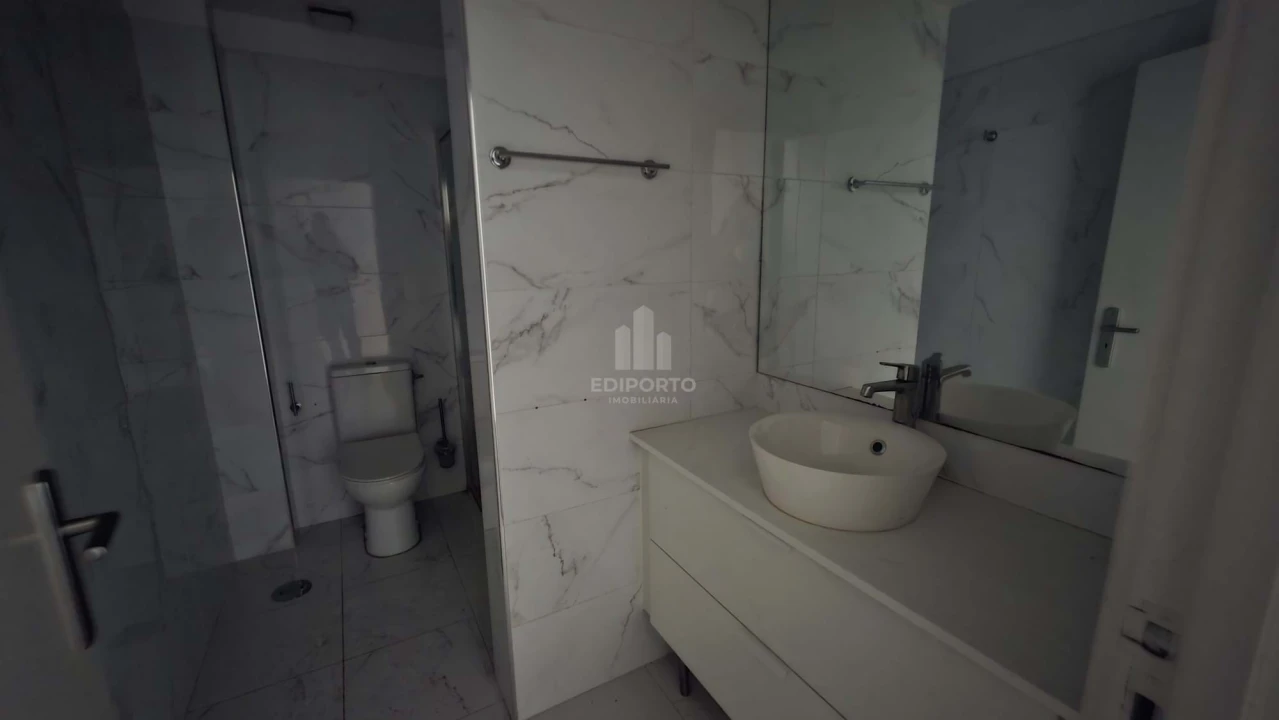 Apartamento T1 para Arrendamento em Santa Marinha Foto 8