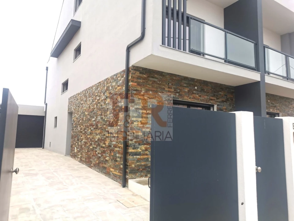 Moradia T3 para Venda em Fernao Ferro Foto 1