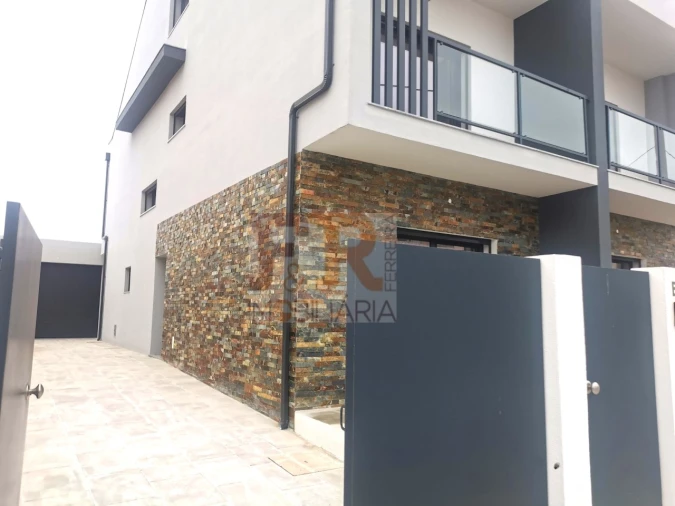 Moradia T3 para Venda em Fernao Ferro Foto 1