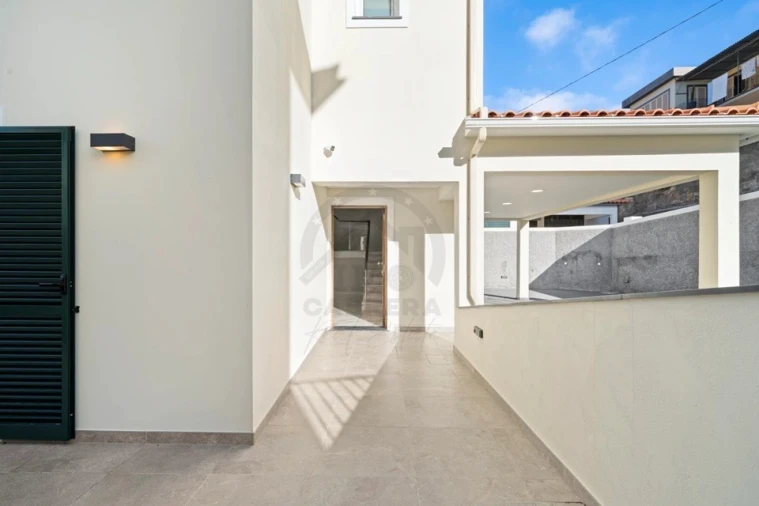 Moradia T4 para Venda em Funchal (Santa Maria Maior) Foto 2