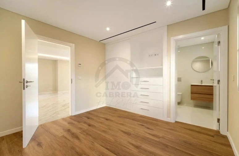 Moradia T4 para Venda em Funchal (Santa Maria Maior) Foto 9