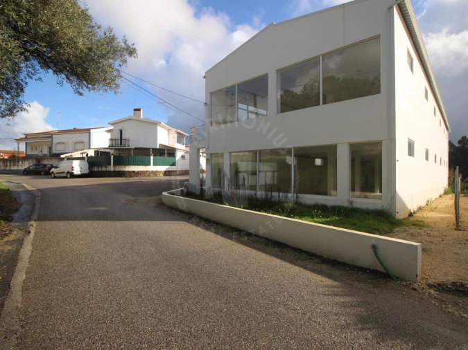 Armazém para Venda em Salir de Matos Foto 3