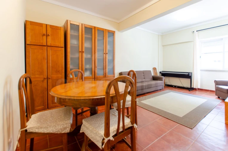 Apartamento T1 para Venda em Sacavém e Prior Velho Foto 1