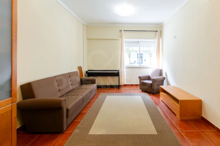Apartamento T1 para Venda em Sacavém e Prior Velho Foto 3