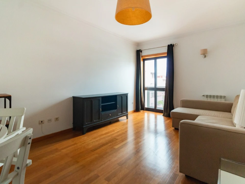 Apartamento T2 para Arrendamento em Santo Antonio dos Olivais Foto 1