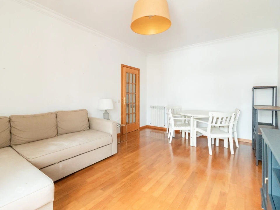 Apartamento T2 para Arrendamento em Santo Antonio dos Olivais Foto 7