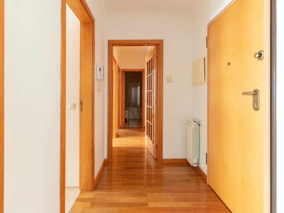 Apartamento T2 para Arrendamento em Santo Antonio dos Olivais Foto 3