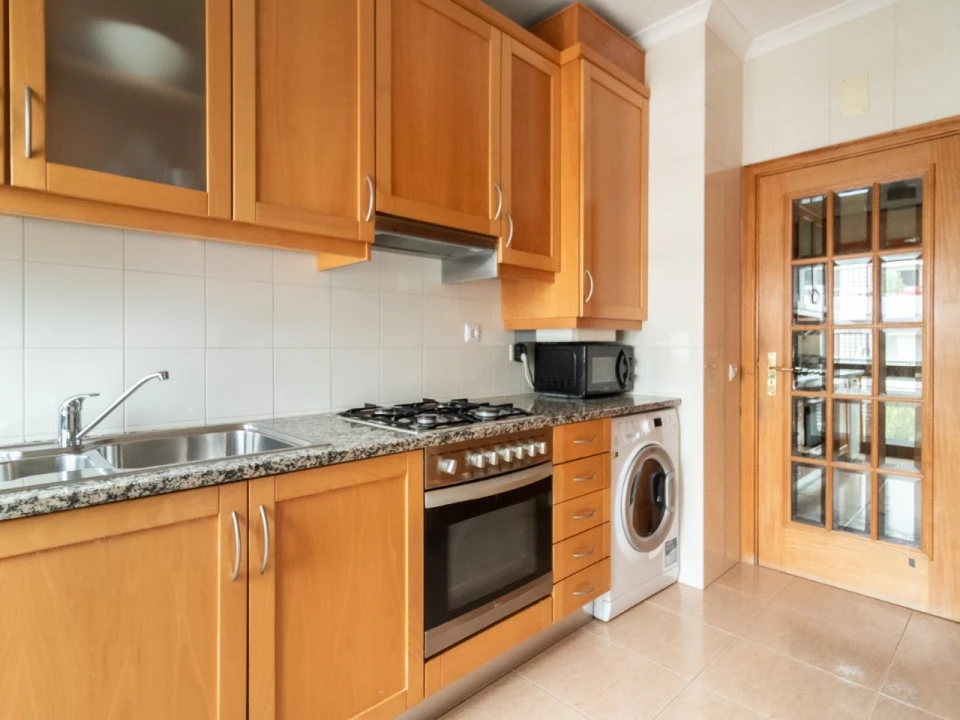 Apartamento T2 para Arrendamento em Santo Antonio dos Olivais Foto 2