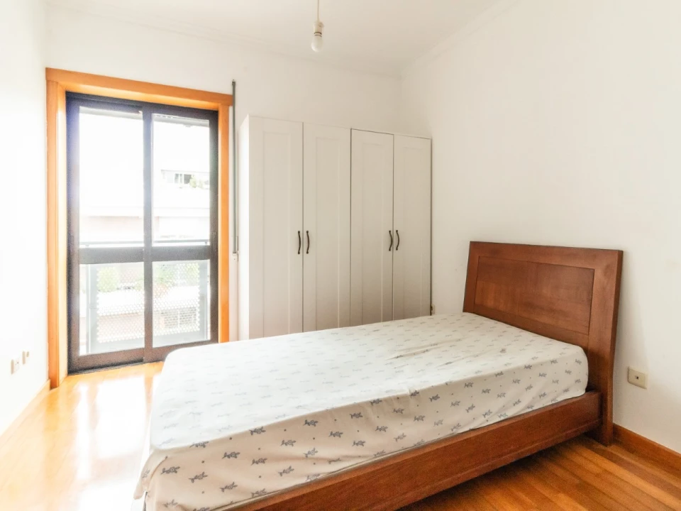 Apartamento T2 para Arrendamento em Santo Antonio dos Olivais Foto 4