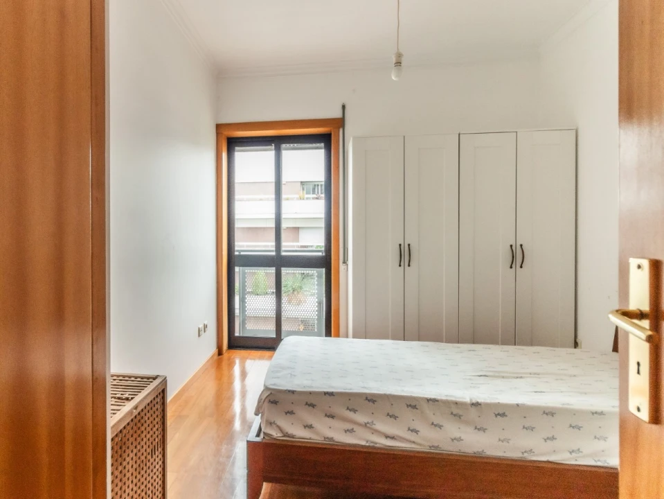 Apartamento T2 para Arrendamento em Santo Antonio dos Olivais Foto 11