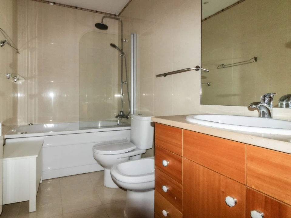 Apartamento T2 para Arrendamento em Santo Antonio dos Olivais Foto 6