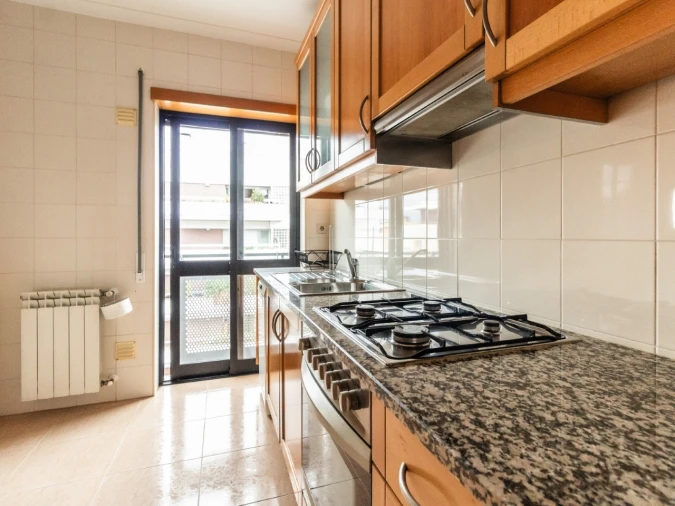 Apartamento T2 para Arrendamento em Santo Antonio dos Olivais Foto 8