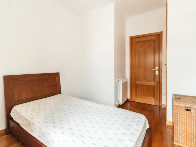 Apartamento T2 para Arrendamento em Santo Antonio dos Olivais Foto 9