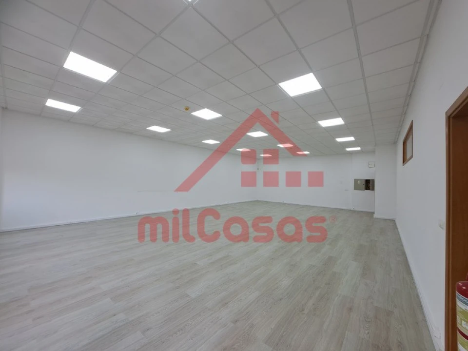 Escritório para Arrendamento em Santa Maria, São Pedro e Matacães Foto 3