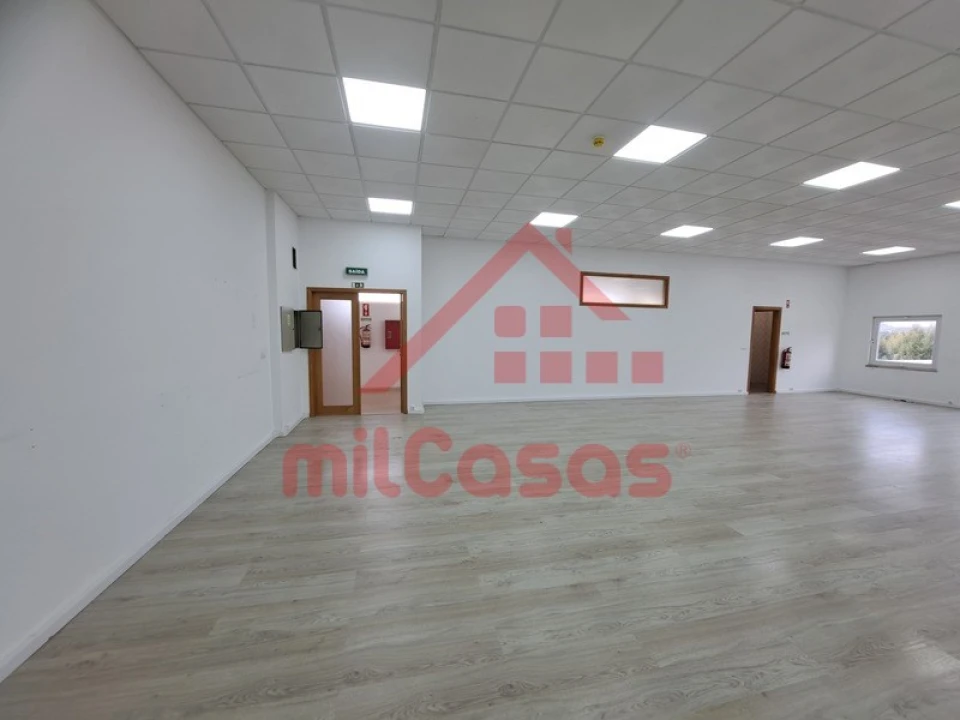 Escritório para Arrendamento em Santa Maria, São Pedro e Matacães Foto 5