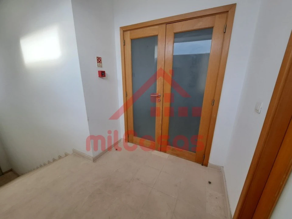 Escritório para Arrendamento em Santa Maria, São Pedro e Matacães Foto 8