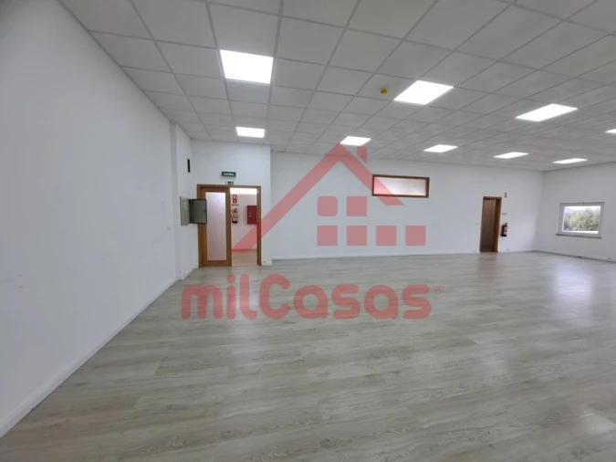 Escritório para Arrendamento em Santa Maria, São Pedro e Matacães Foto 5