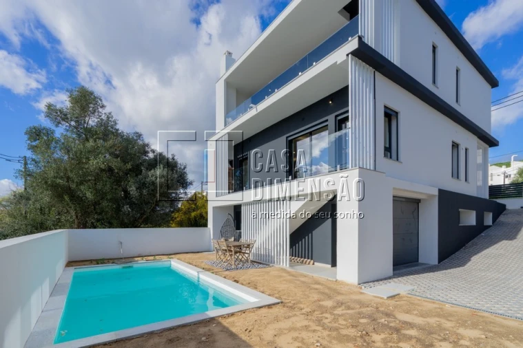 Moradia T4 para Venda em Laranjeiro e Feijó Foto 1