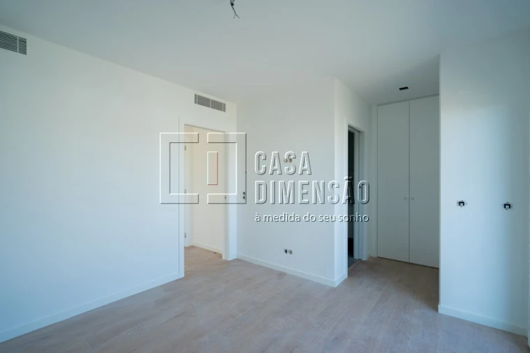 Apartamento T4 para Venda em Carnaxide e Queijas Foto 27