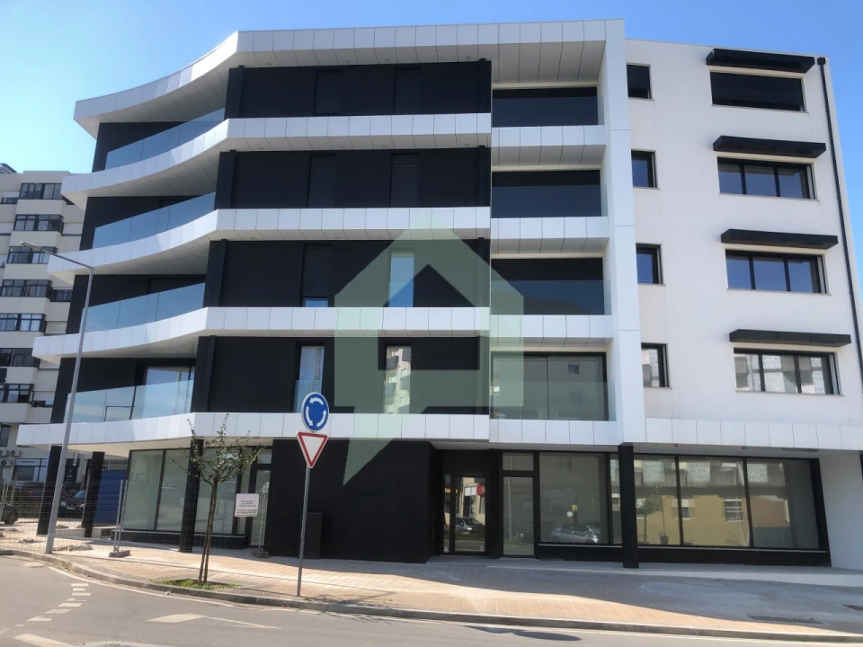 Loja para Arrendamento em Arcozelo Foto 1