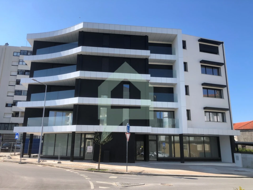 Loja para Arrendamento em Arcozelo Foto 2