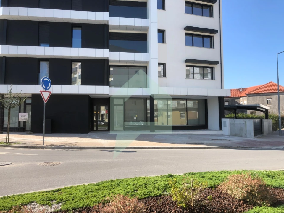 Loja para Arrendamento em Arcozelo Foto 3