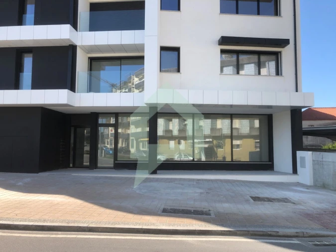 Loja para Arrendamento em Arcozelo Foto 6