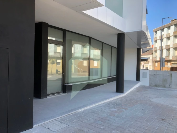 Loja para Arrendamento em Arcozelo Foto 7