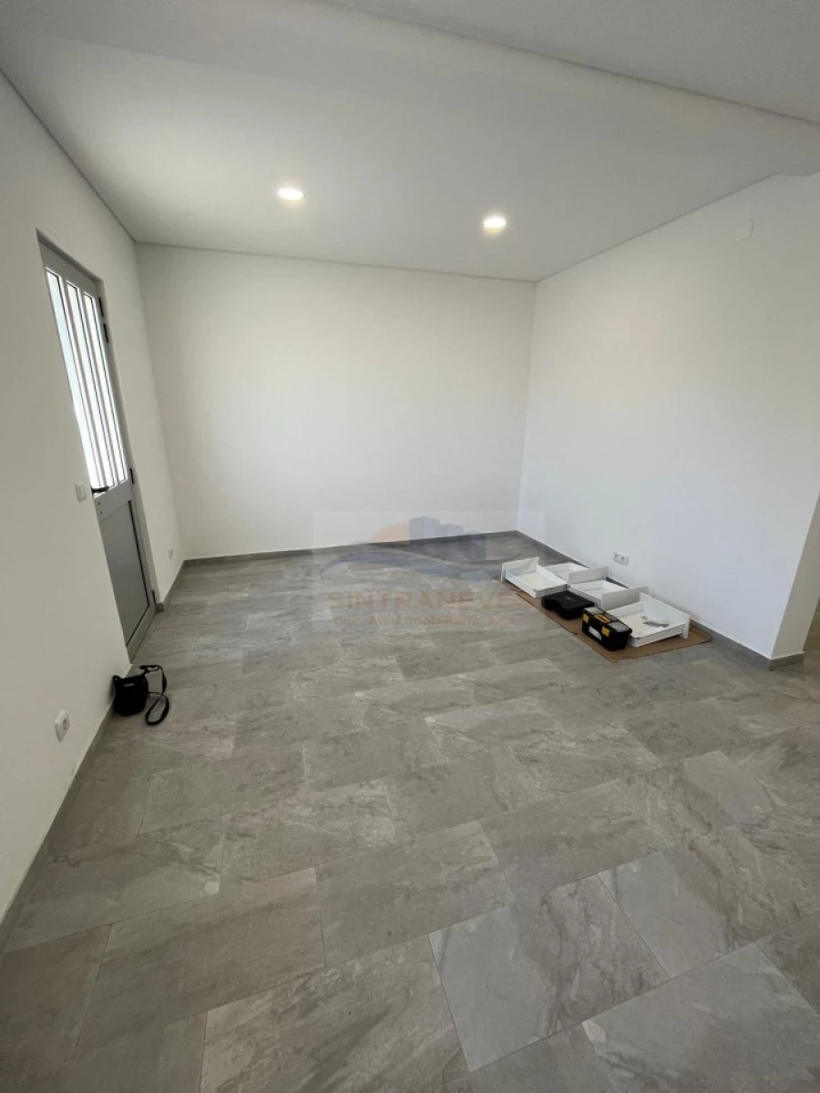 Apartamento T1 para Venda em Sacavém e Prior Velho Foto 1