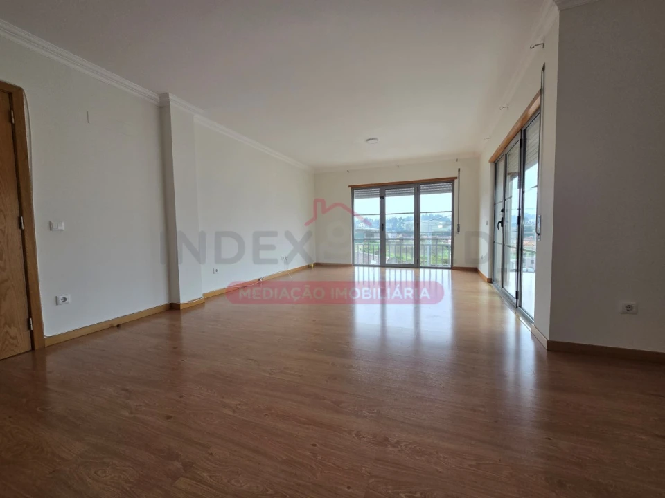 Apartamento T3 para Arrendamento em Souselas e Botão Foto 1