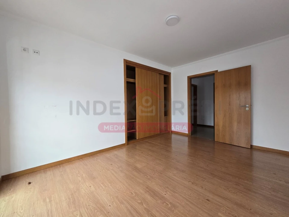 Apartamento T3 para Arrendamento em Souselas e Botão Foto 2