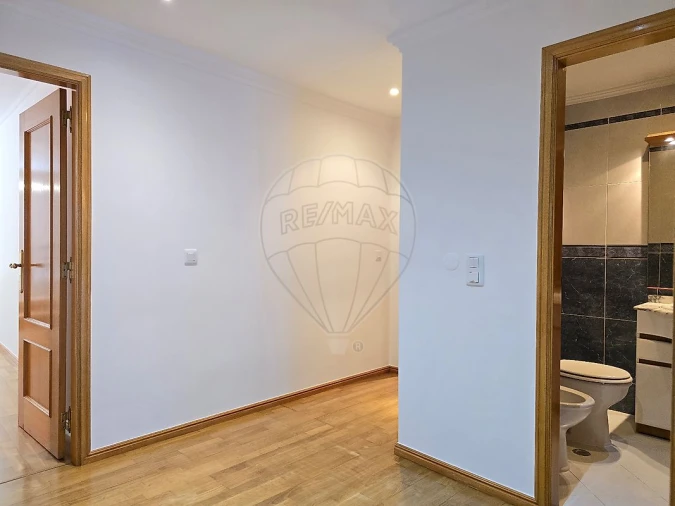 Apartamento T3 para Arrendamento em Massamá e Monte Abraão Foto 12