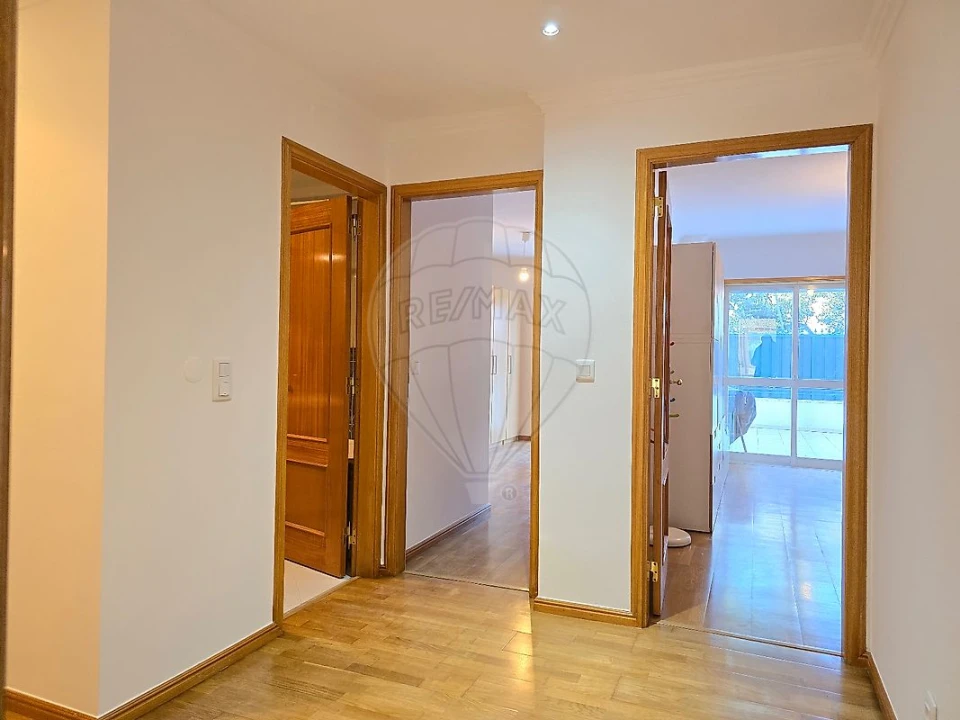 Apartamento T3 para Arrendamento em Massamá e Monte Abraão Foto 11